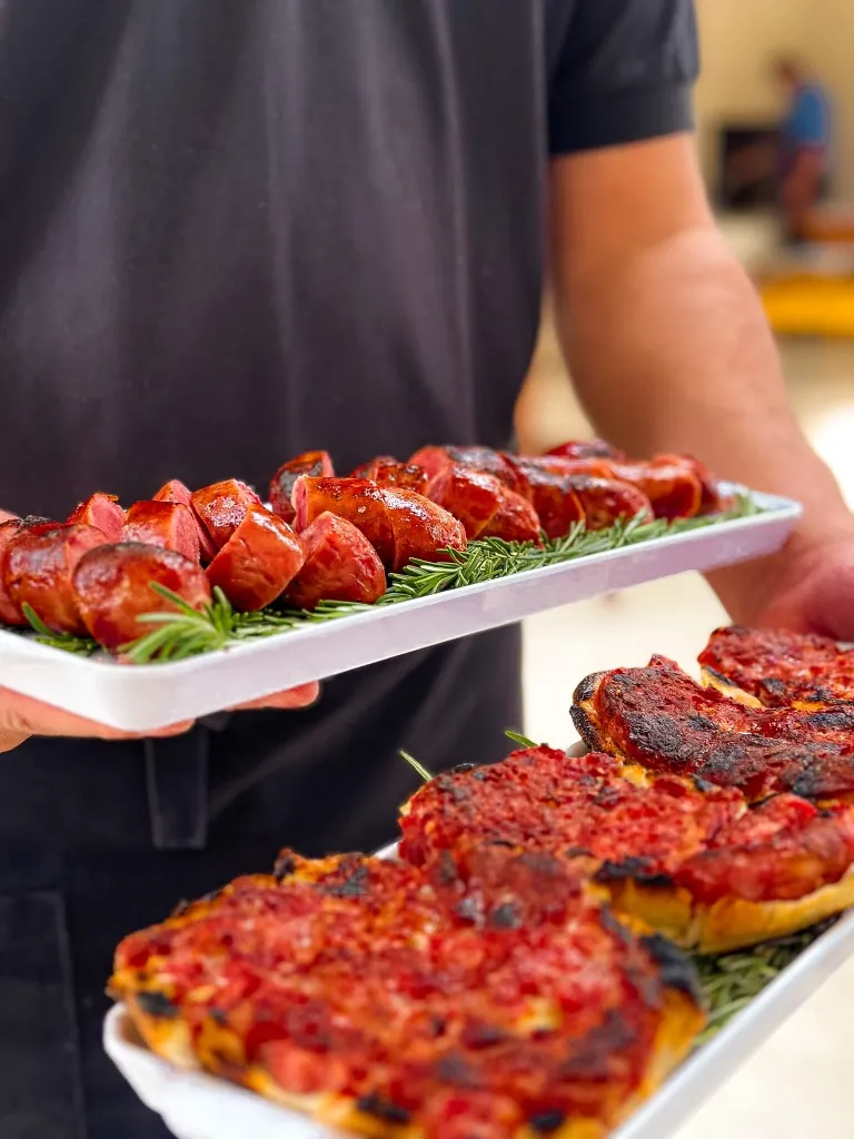 Posta de salmão grelhado ao molho de alcaparras com legumes selecionados